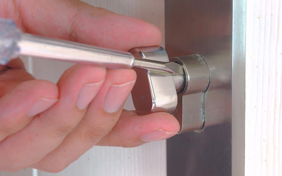 changer serrure porte blindée Groslay